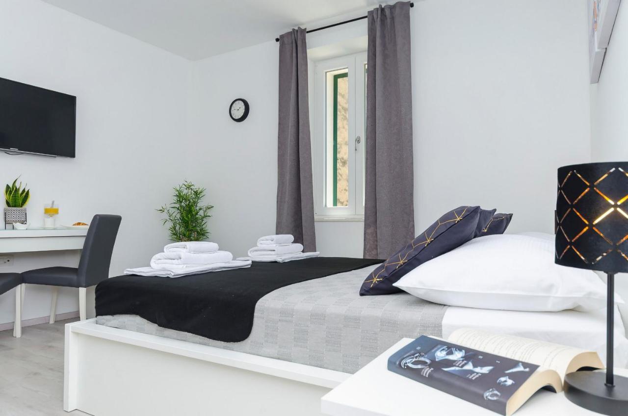 Apartments And Rooms Adriatic Suites ชิเบนิก ภายนอก รูปภาพ