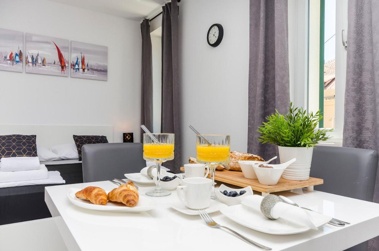 Apartments And Rooms Adriatic Suites ชิเบนิก ภายนอก รูปภาพ