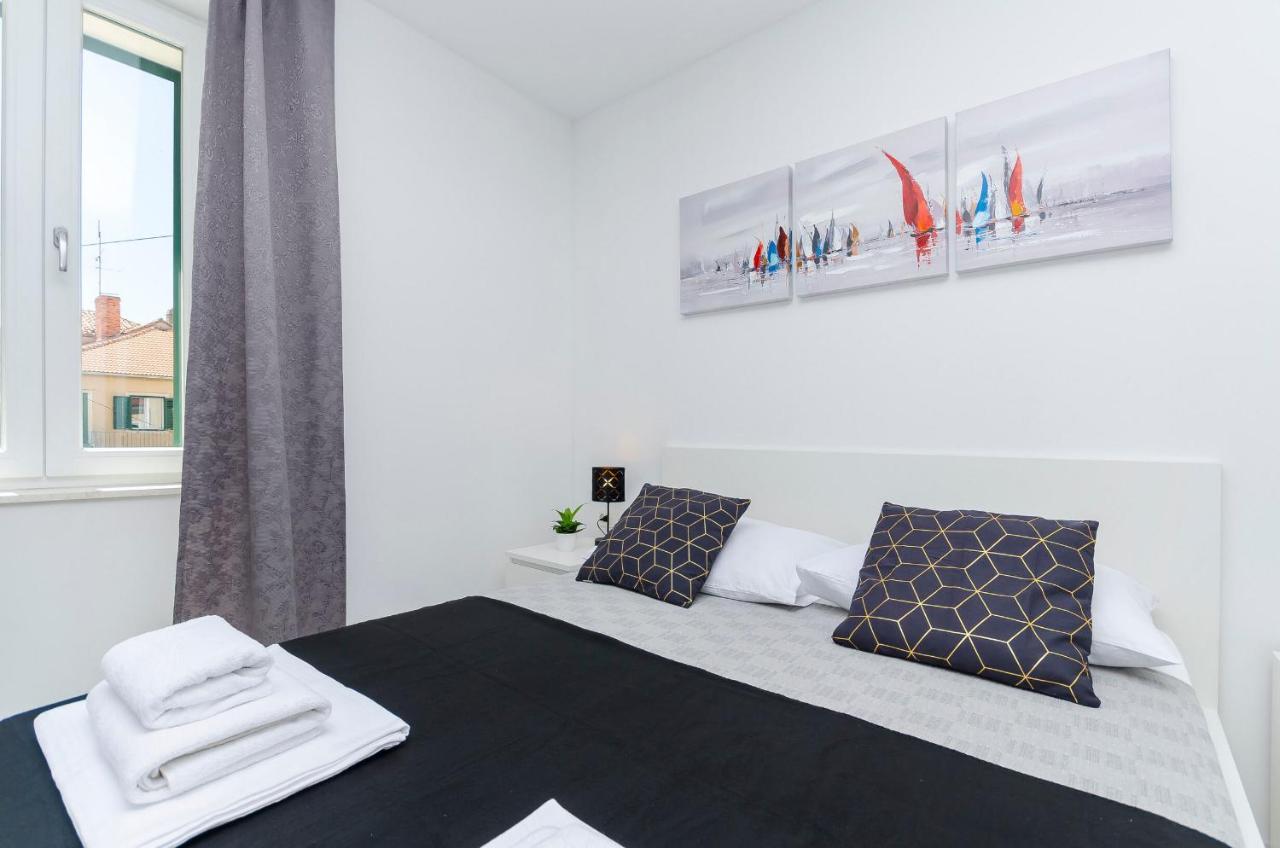 Apartments And Rooms Adriatic Suites ชิเบนิก ภายนอก รูปภาพ