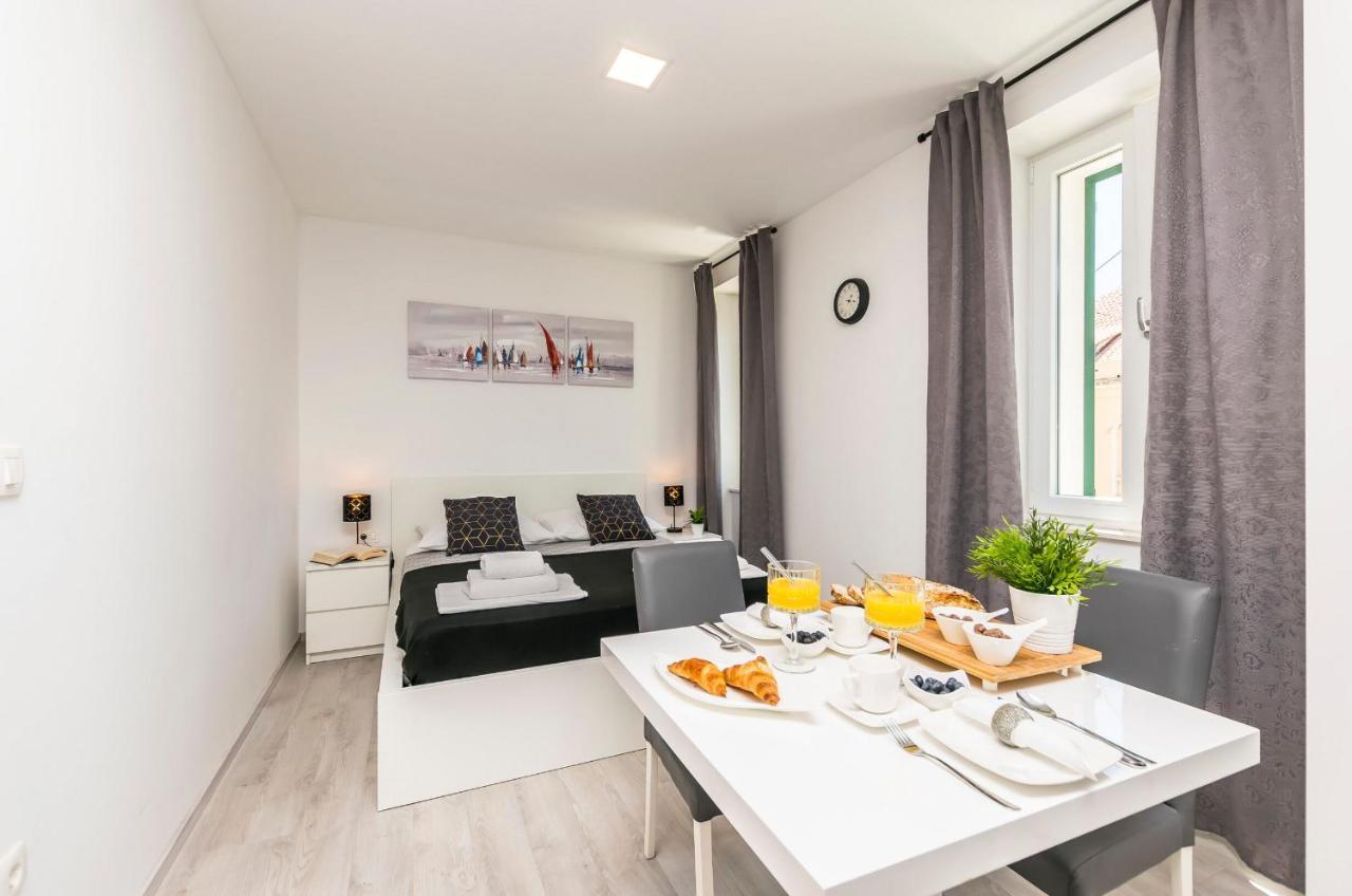 Apartments And Rooms Adriatic Suites ชิเบนิก ภายนอก รูปภาพ