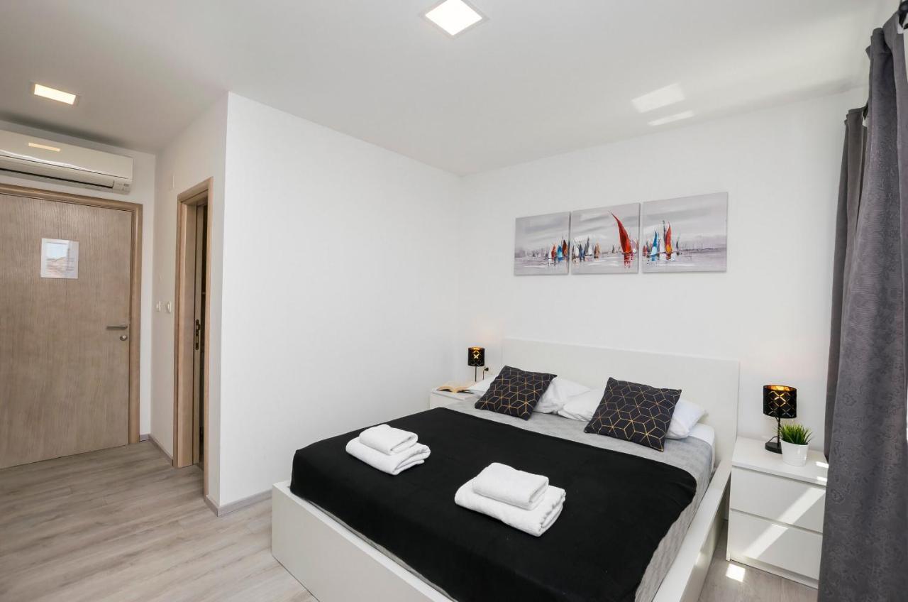 Apartments And Rooms Adriatic Suites ชิเบนิก ภายนอก รูปภาพ