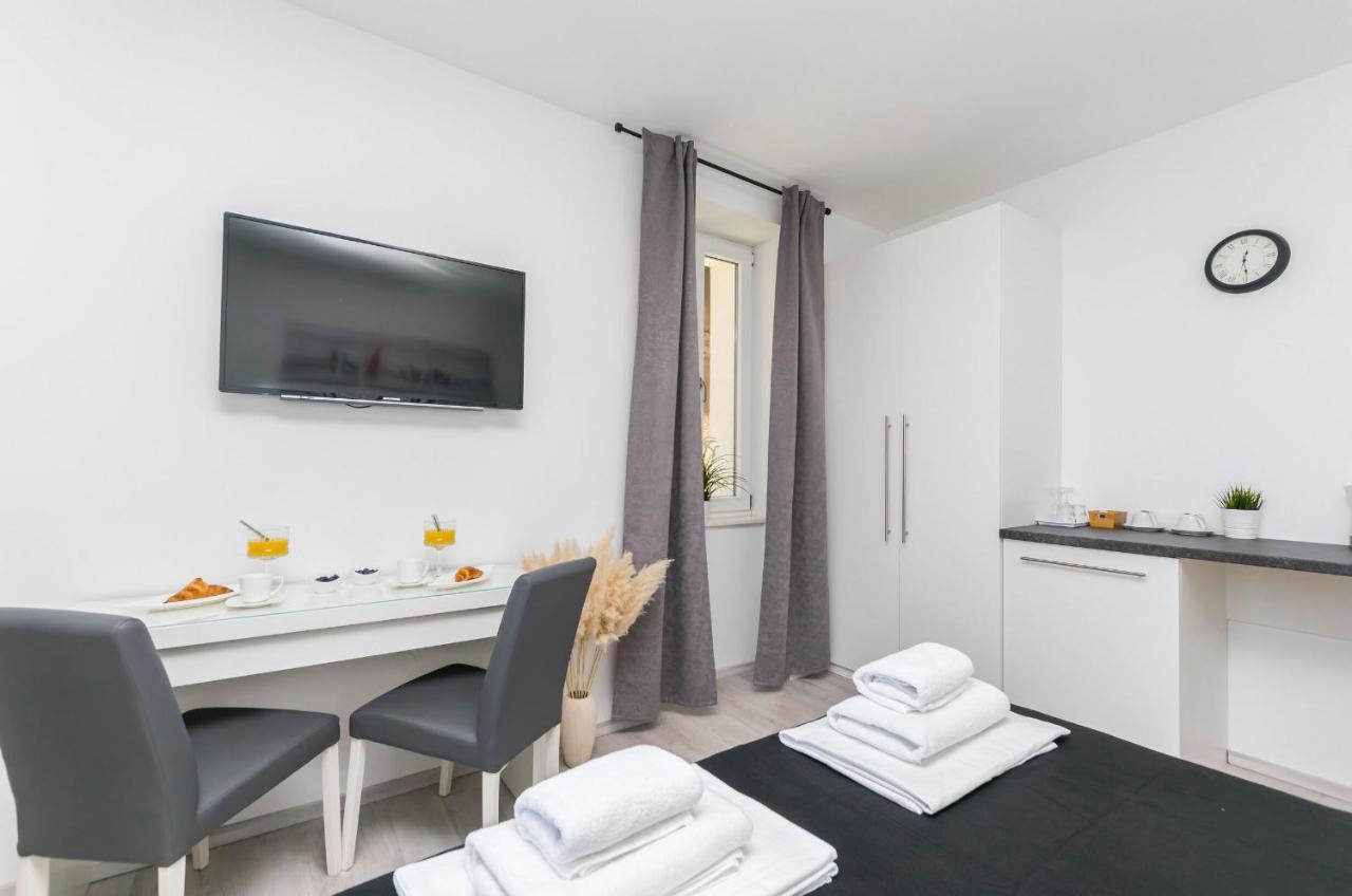 Apartments And Rooms Adriatic Suites ชิเบนิก ภายนอก รูปภาพ