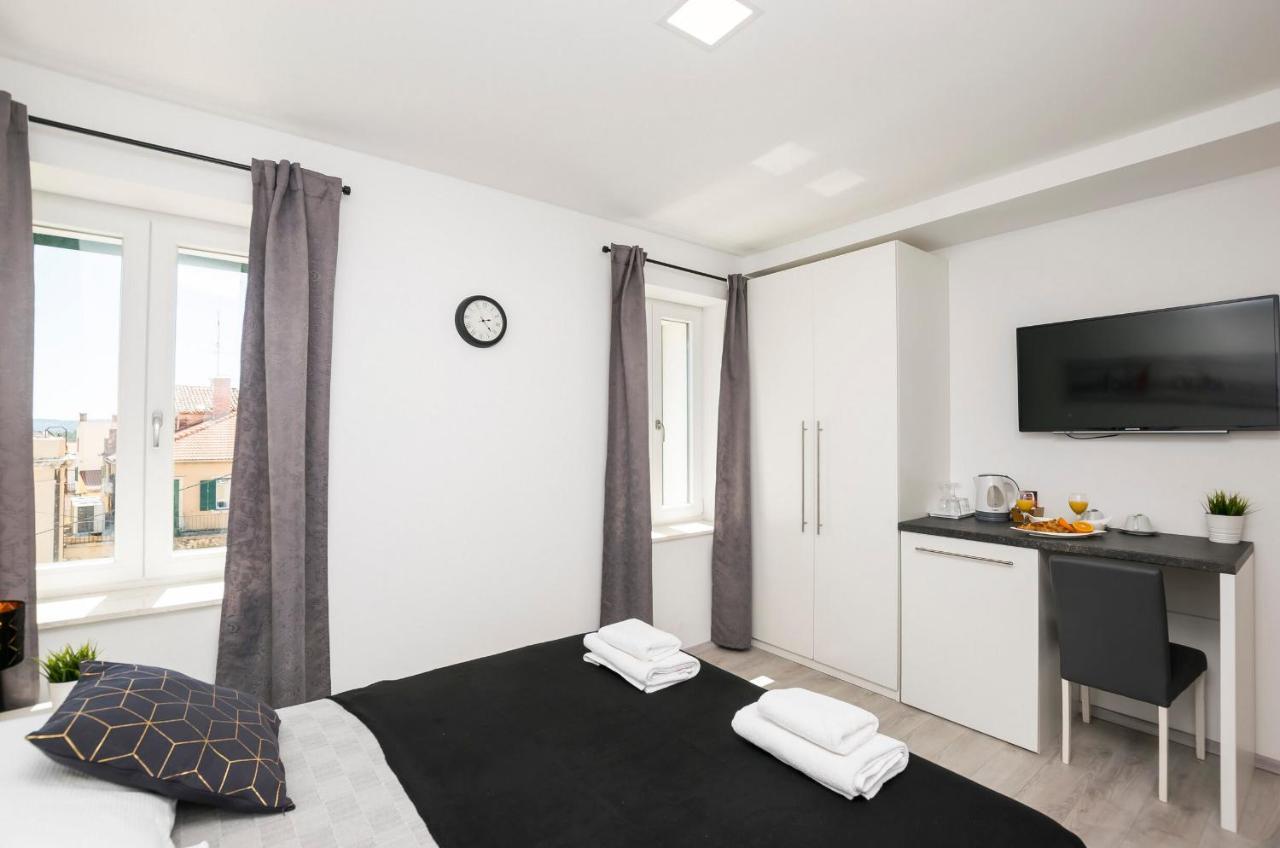 Apartments And Rooms Adriatic Suites ชิเบนิก ภายนอก รูปภาพ