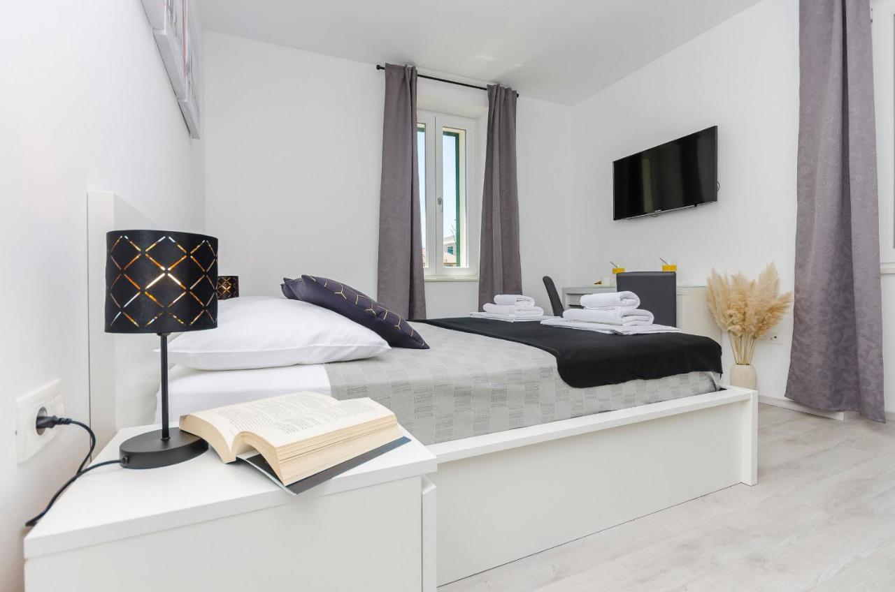 Apartments And Rooms Adriatic Suites ชิเบนิก ภายนอก รูปภาพ